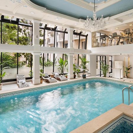 Queen'S Court Hotel & Residence Budapest Exterior photo The pool at the Mandarin Oriental, Paris