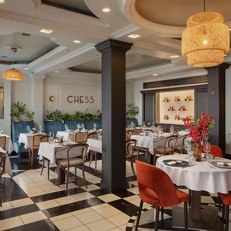 Queen'S Court Hotel & Residence Budapest Exterior photo The interior of Chess