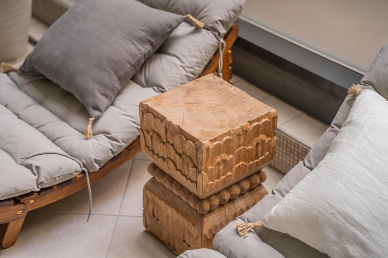 Queen'S Court Hotel & Residence Budapest Exterior photo A pair of teakwood cubes