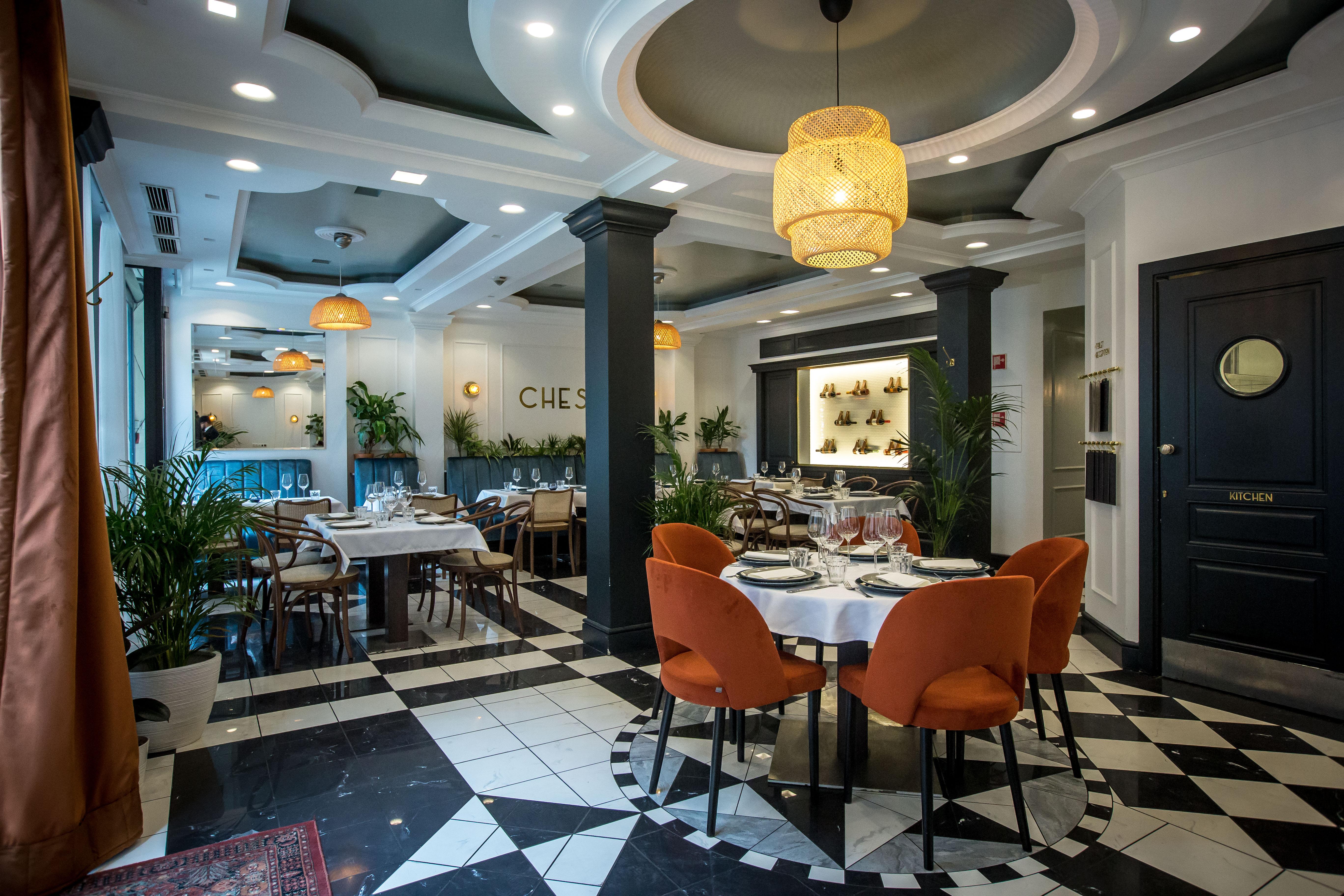 Queen'S Court Hotel & Residence Budapest Exterior photo Interior of the restaurant