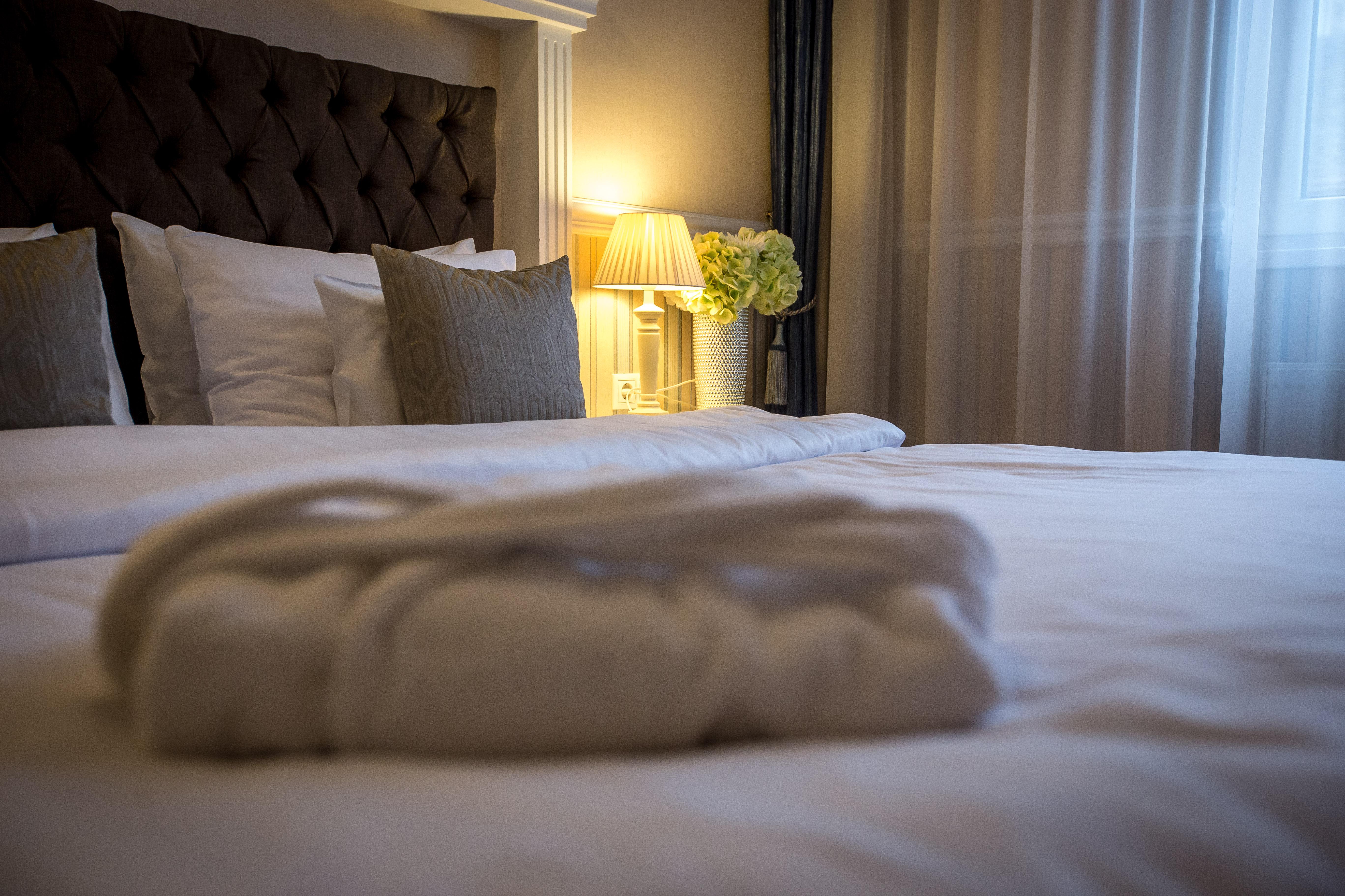 Queen'S Court Hotel & Residence Budapest Exterior photo A bed with a folded towel