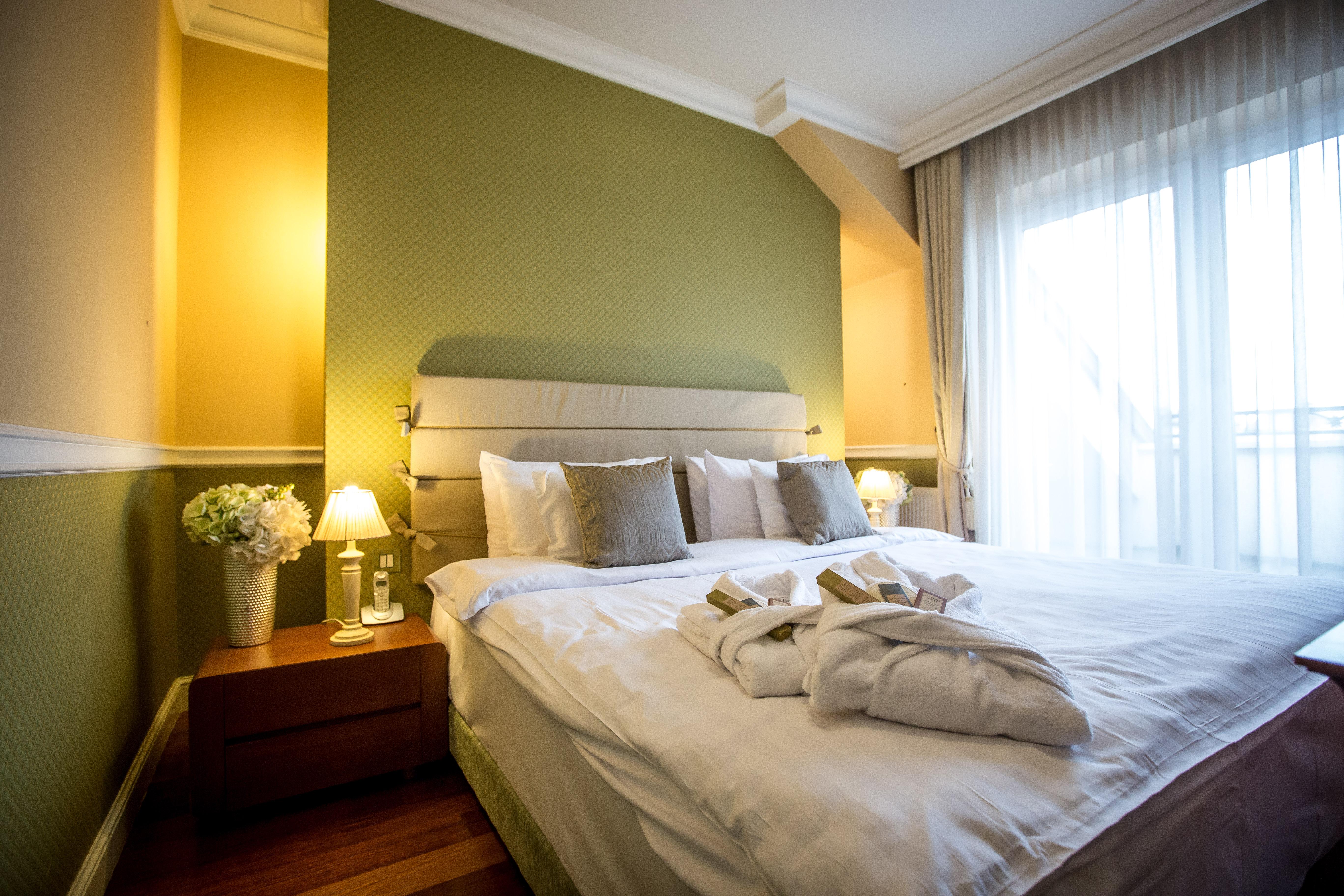 Queen'S Court Hotel & Residence Budapest Exterior photo A bedroom at the hotel