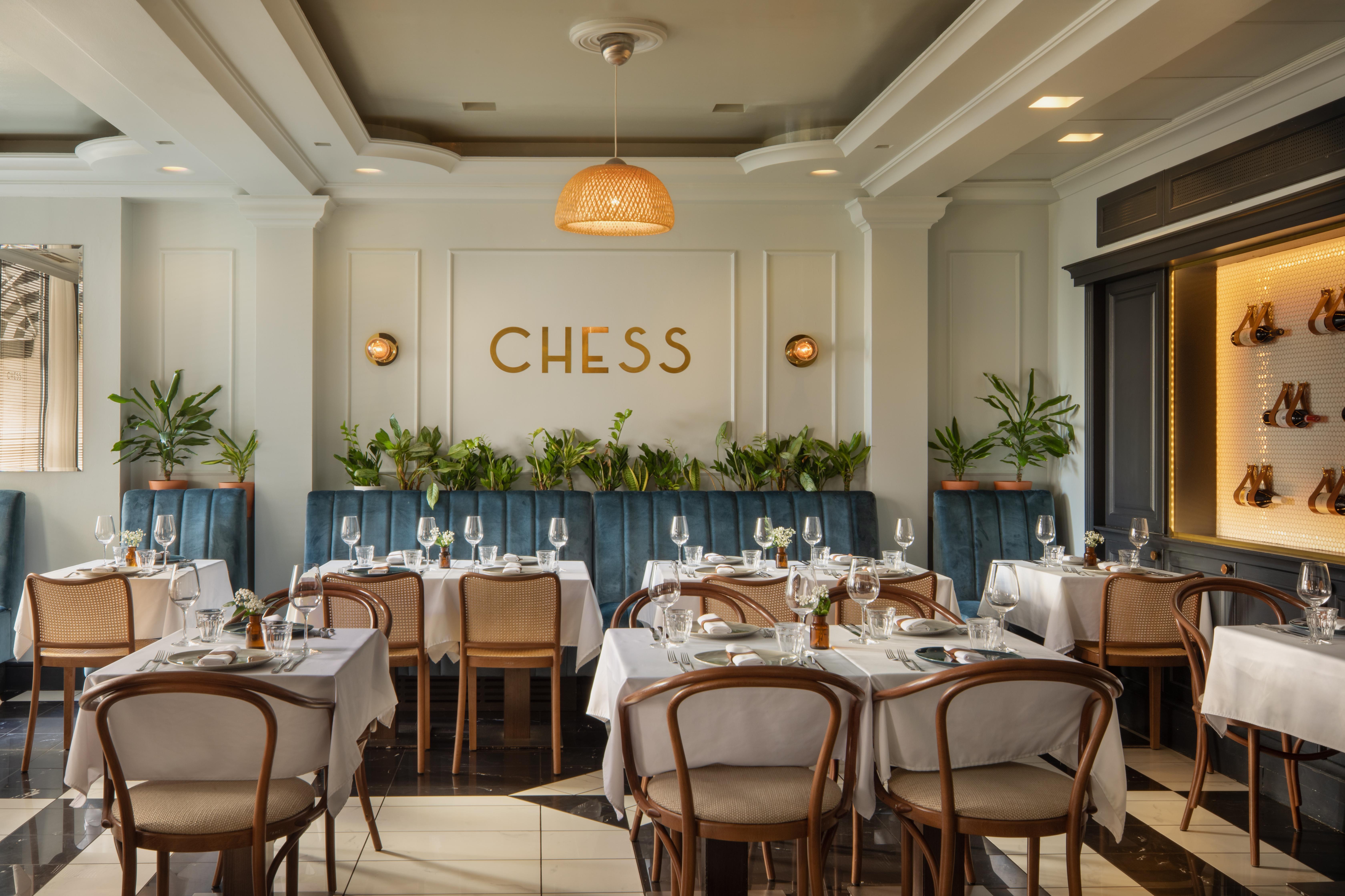 Queen'S Court Hotel & Residence Budapest Exterior photo CHESS