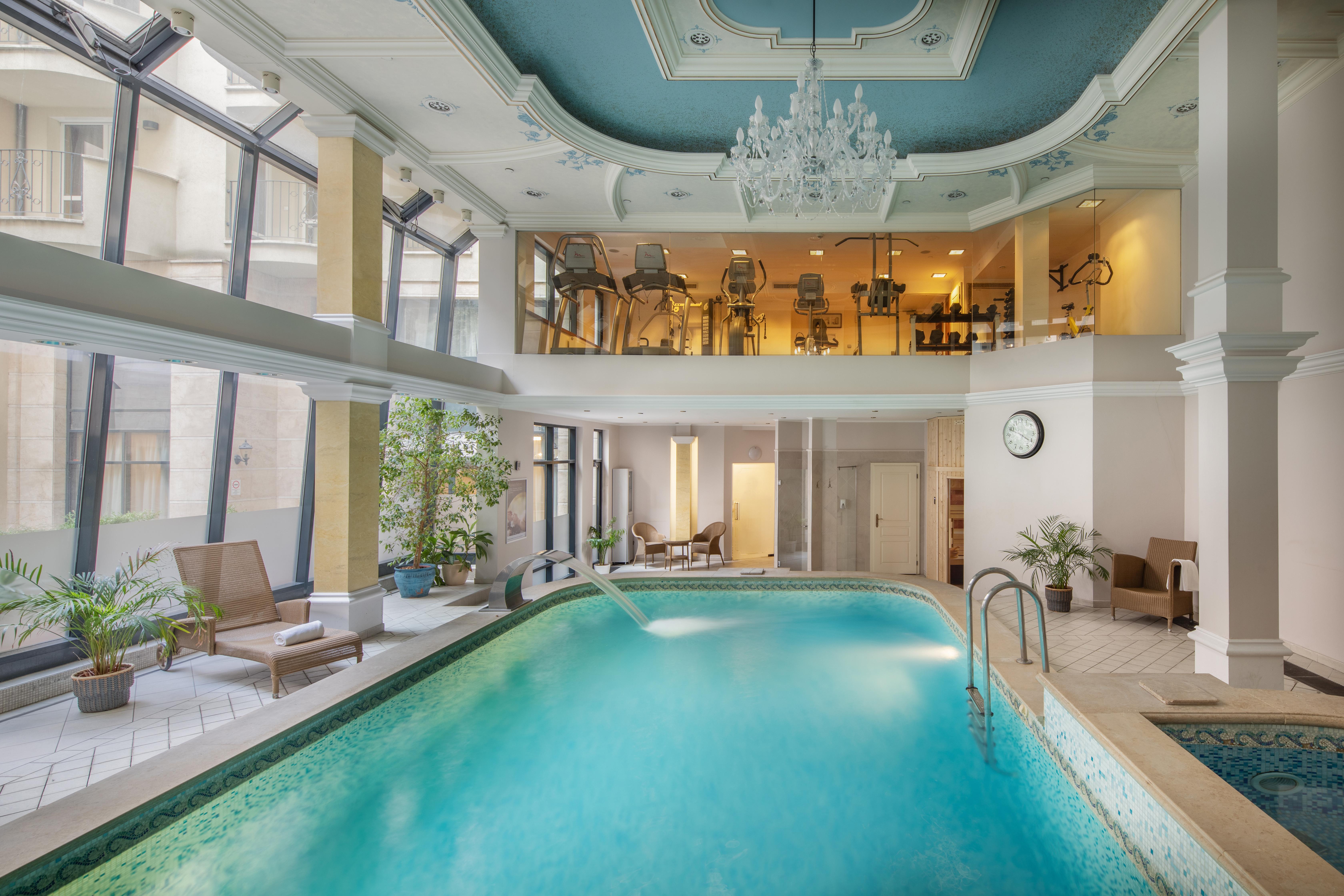 Queen'S Court Hotel & Residence Budapest Exterior photo The pool at the Mandarin Oriental, Munich