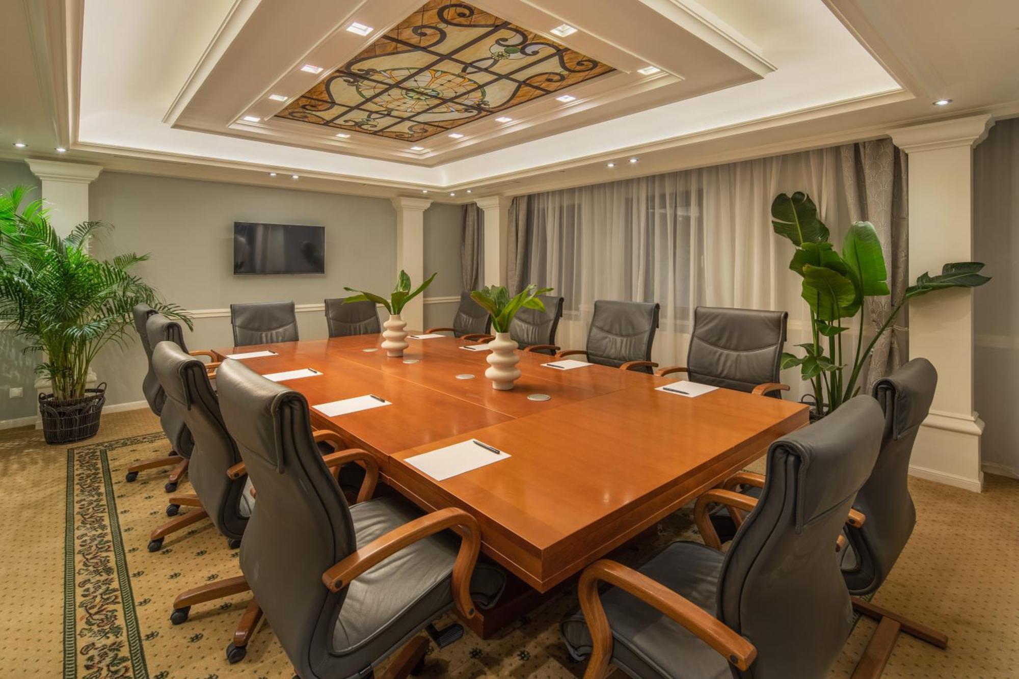 Queen'S Court Hotel & Residence Budapest Exterior photo Boardroom