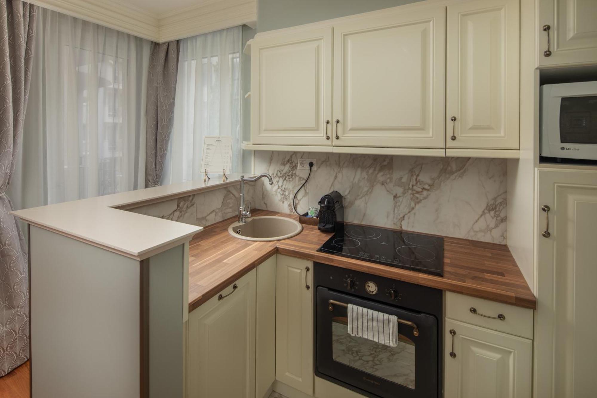Queen'S Court Hotel & Residence Budapest Exterior photo A small kitchen