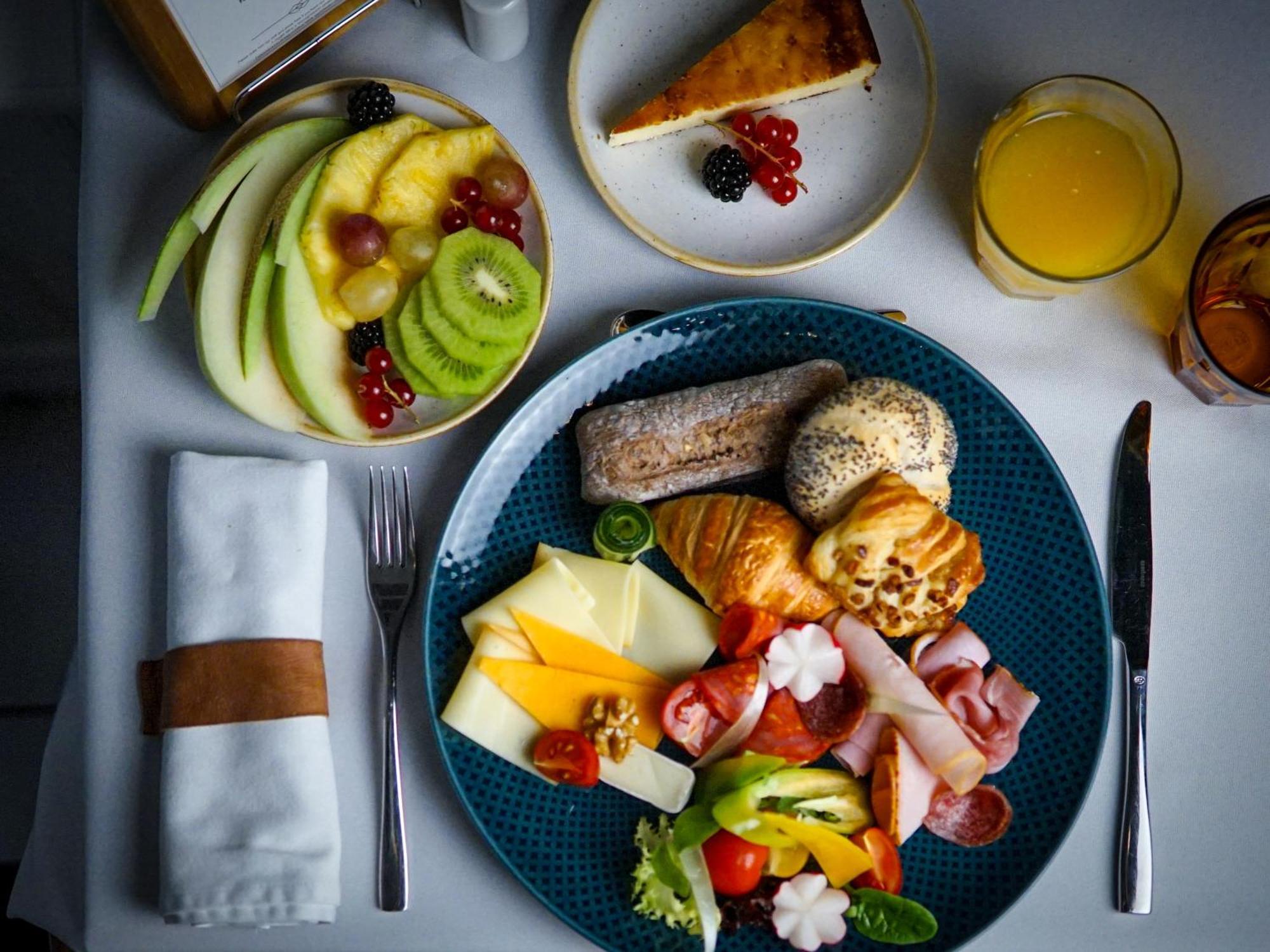 Queen'S Court Hotel & Residence Budapest Exterior photo A light breakfast