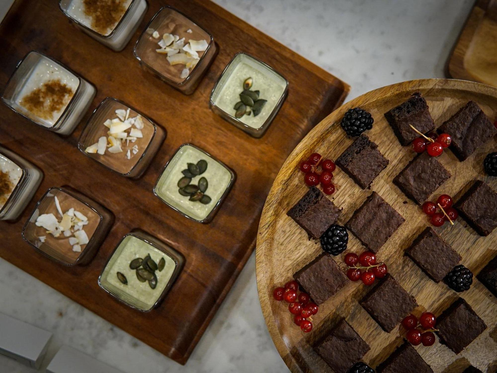Queen'S Court Hotel & Residence Budapest Exterior photo A selection of desserts