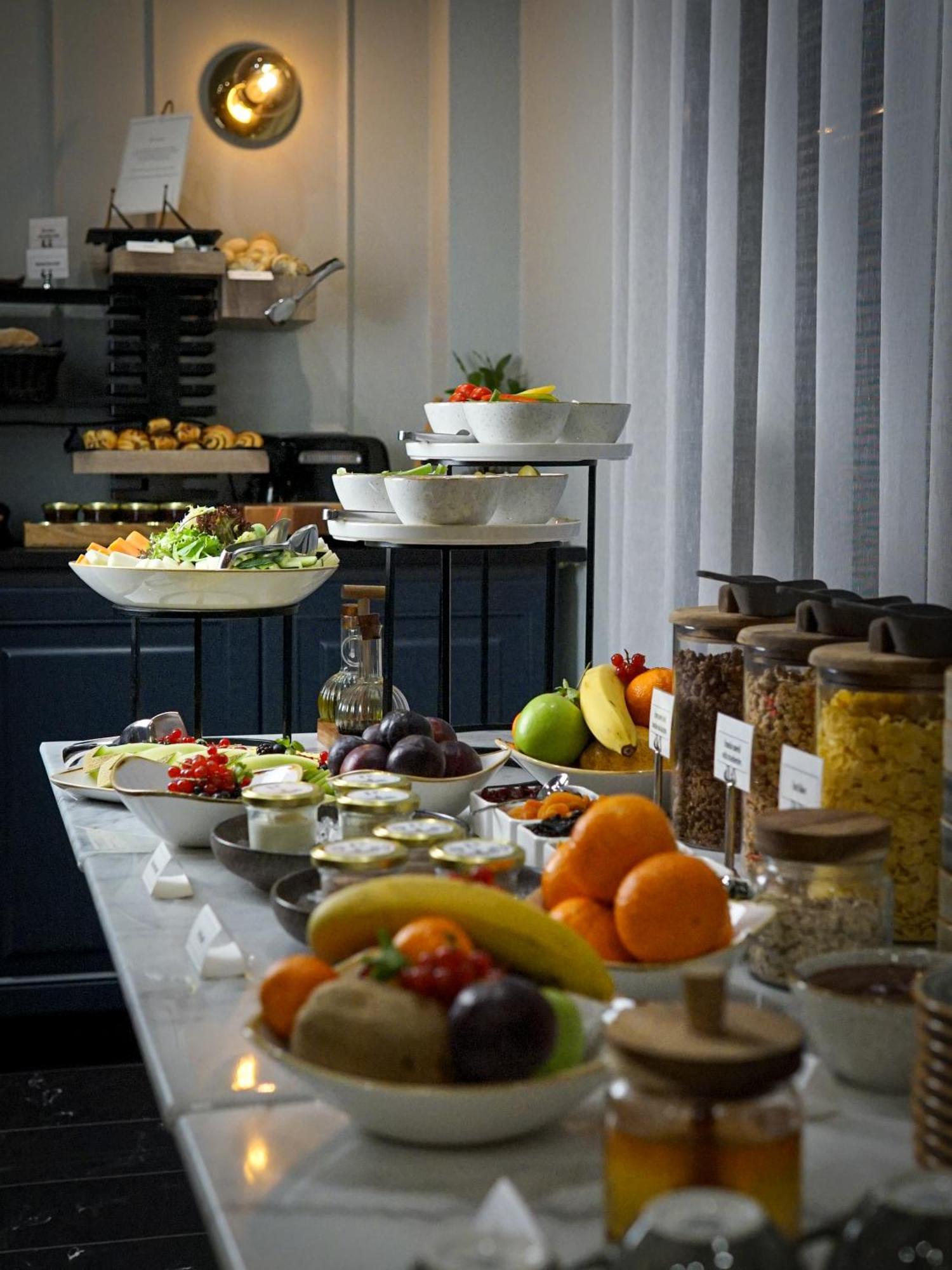 Queen'S Court Hotel & Residence Budapest Exterior photo A buffet at a hotel