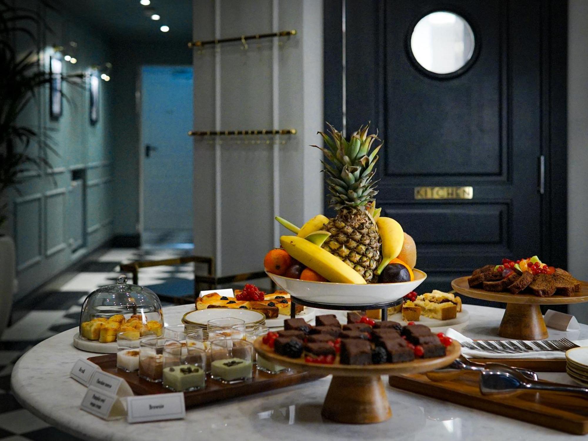 Queen'S Court Hotel & Residence Budapest Exterior photo A buffet of desserts