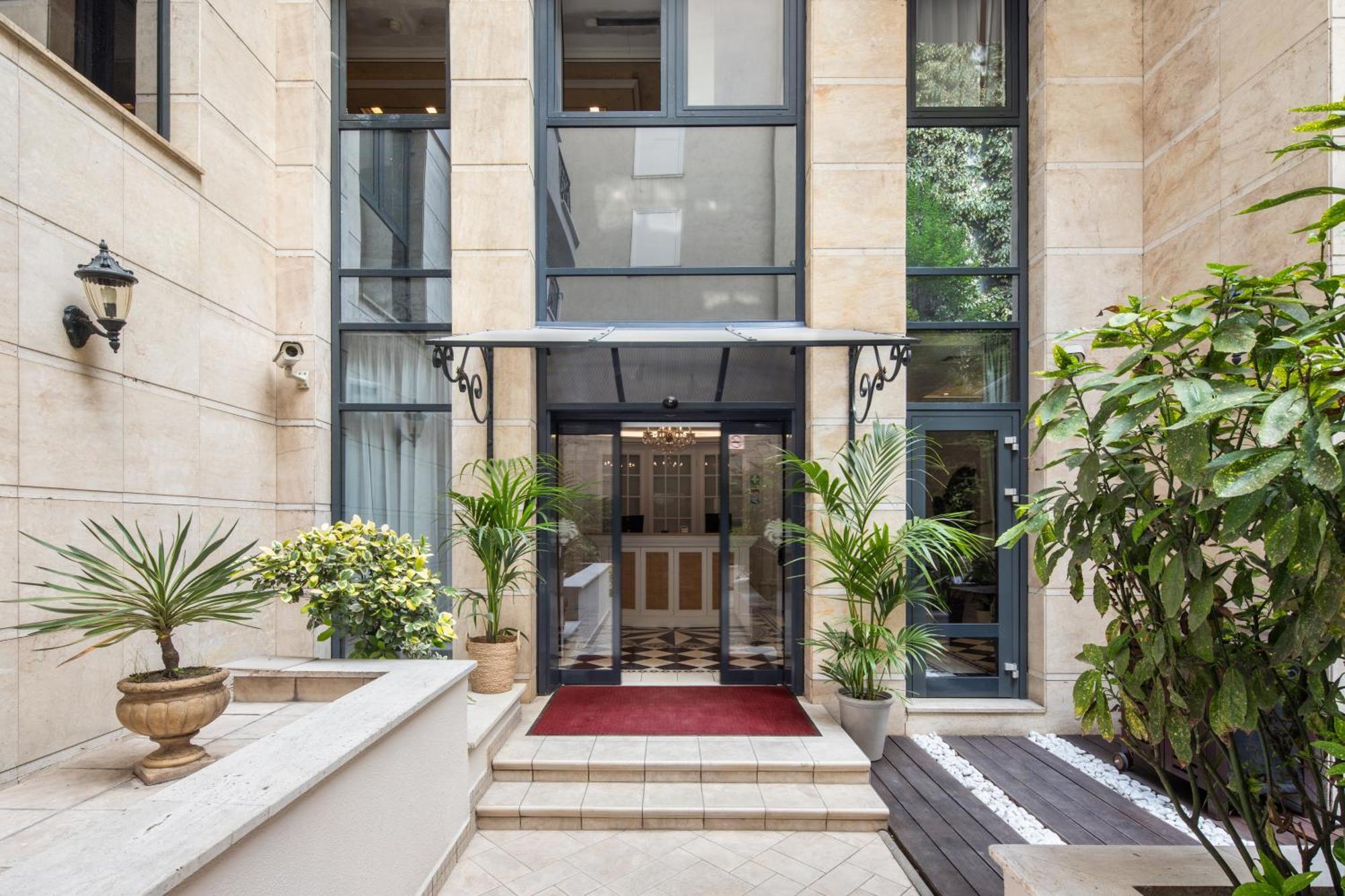 Queen'S Court Hotel & Residence Budapest Exterior photo Entrance to the hotel