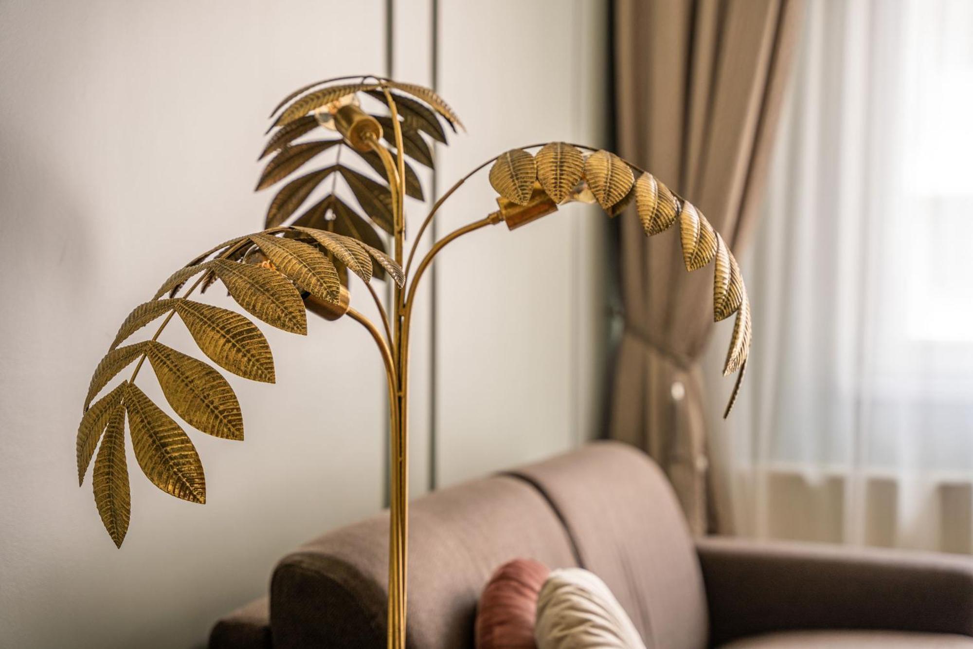 Queen'S Court Hotel & Residence Budapest Exterior photo A golden palm tree
