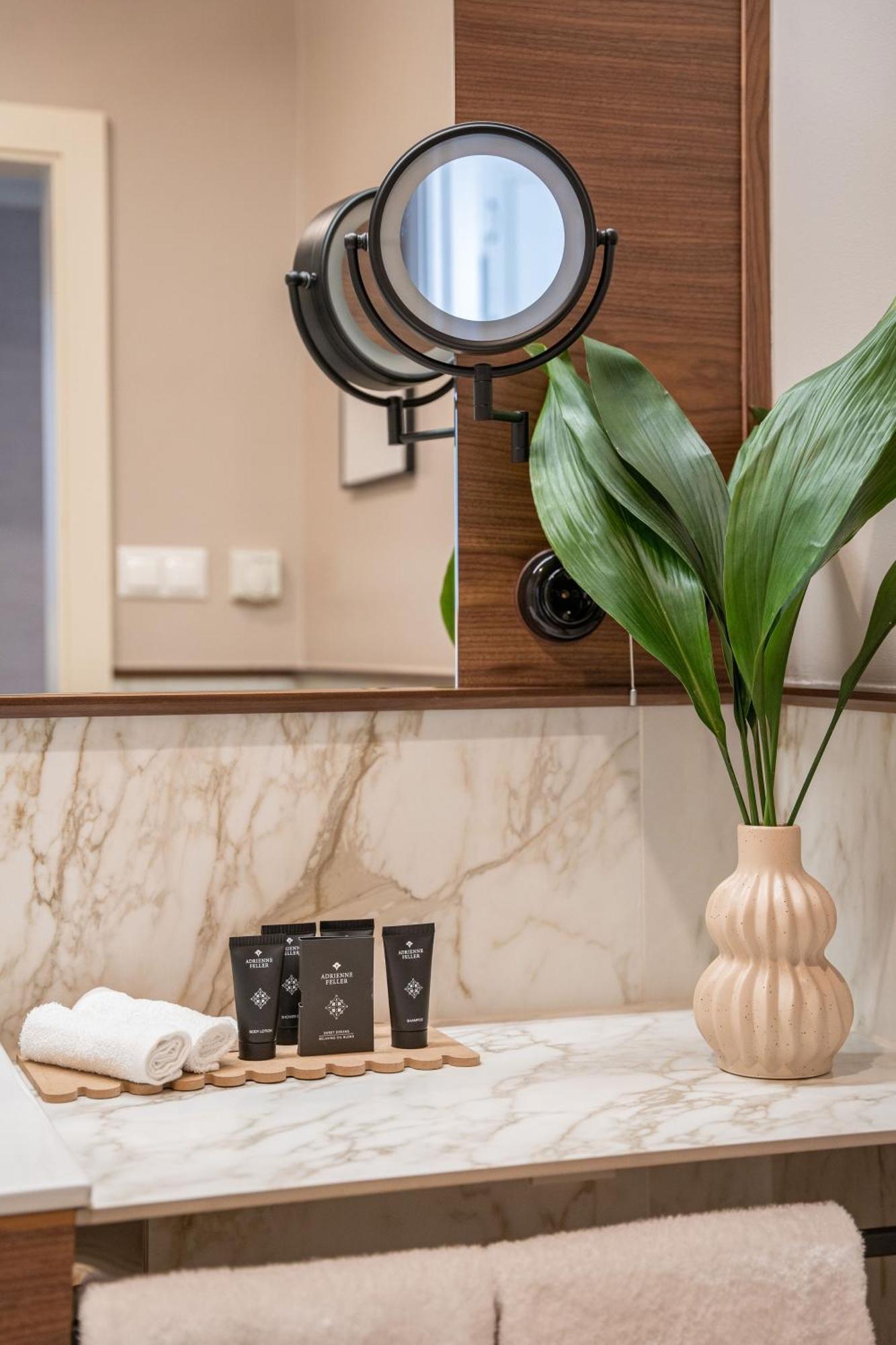 Queen'S Court Hotel & Residence Budapest Exterior photo Bathroom