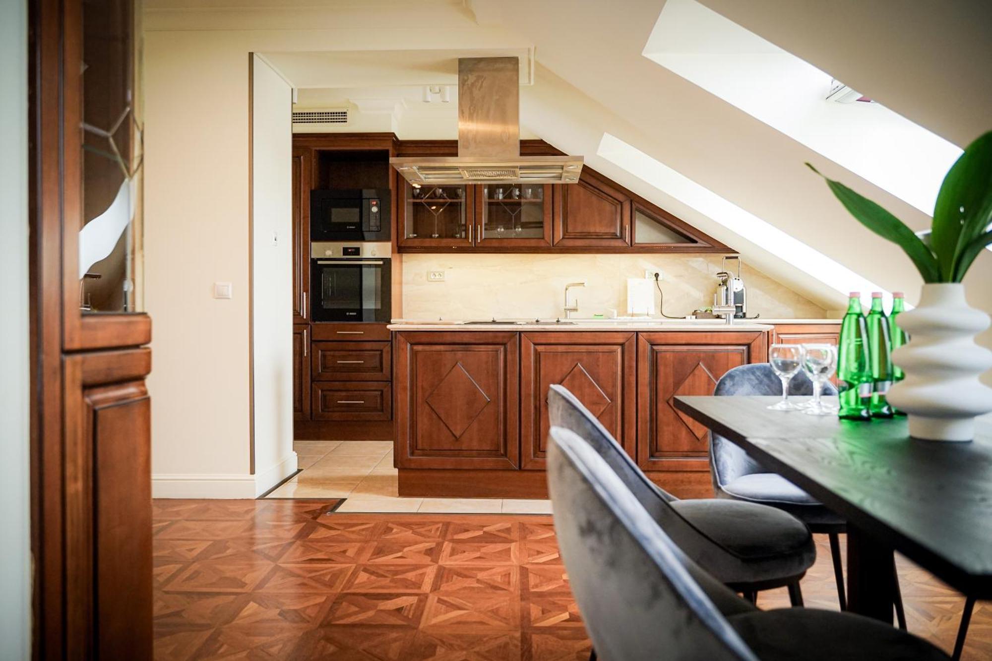 Queen'S Court Hotel & Residence Budapest Room photo A modern kitchen