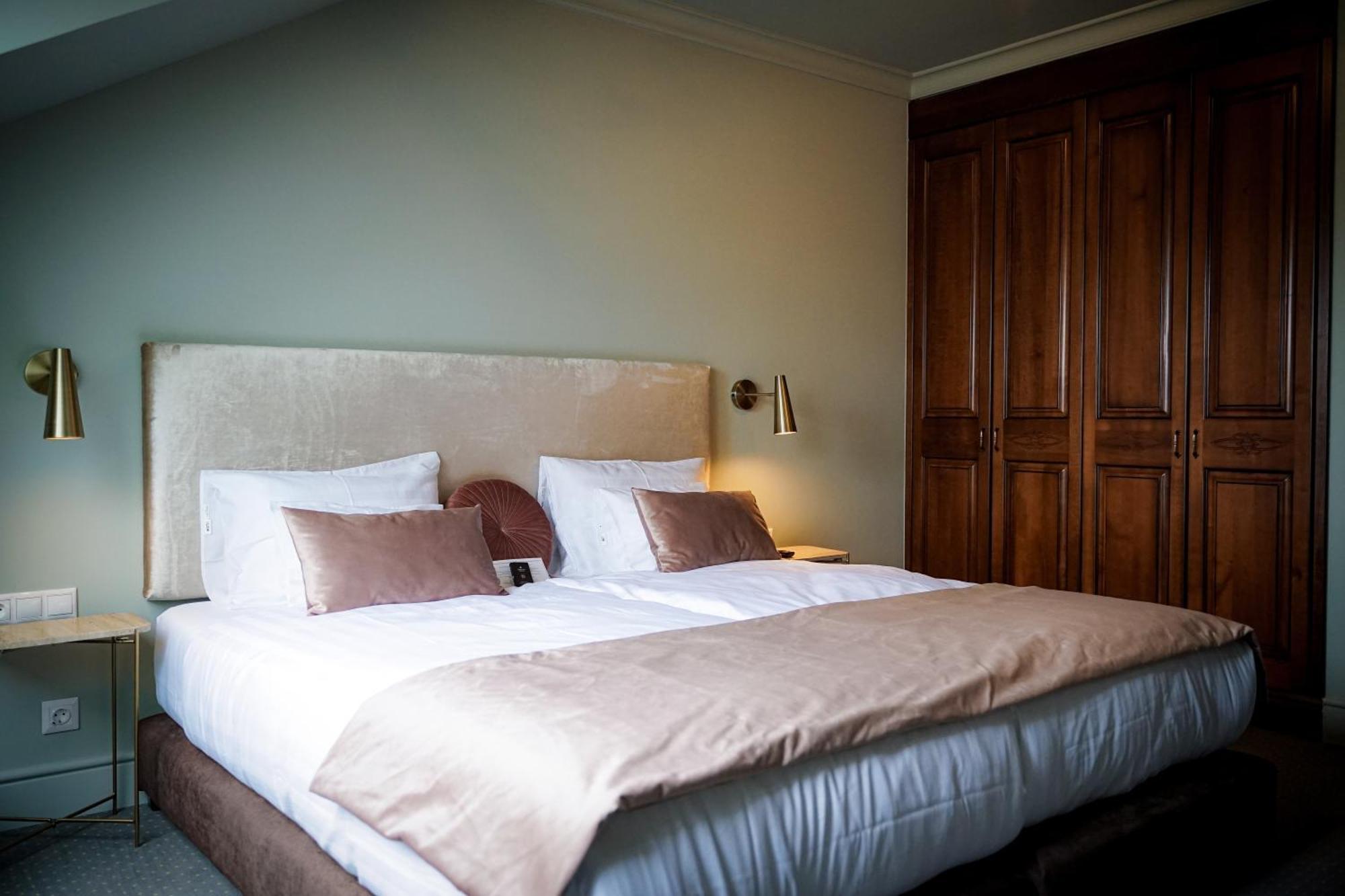 Queen'S Court Hotel & Residence Budapest Room photo A bedroom at the hotel