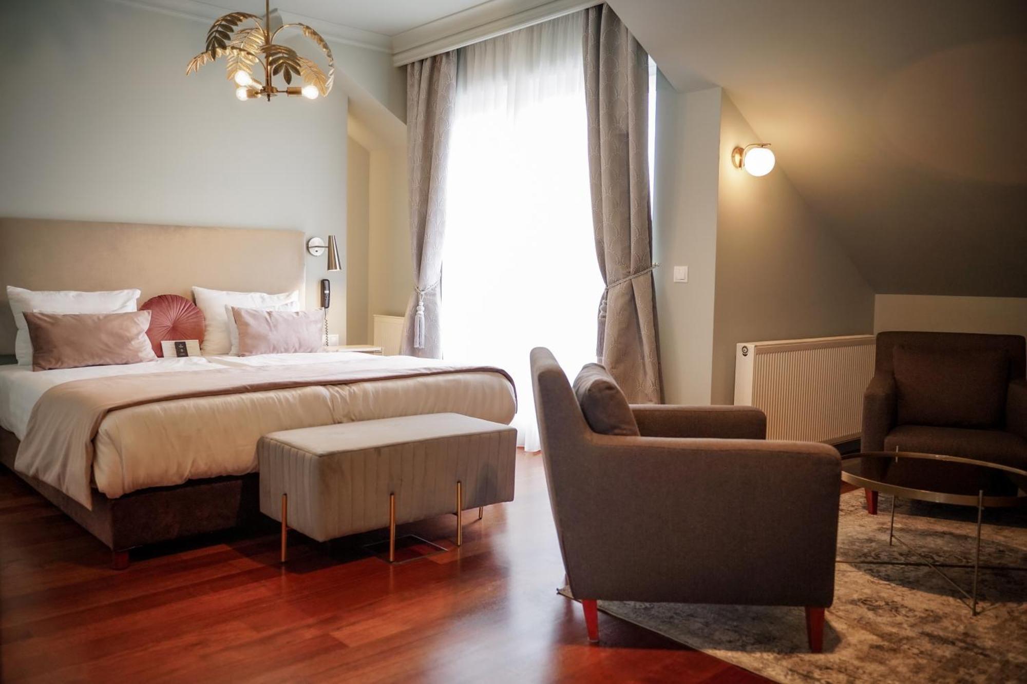 Queen'S Court Hotel & Residence Budapest Room photo A room at the hotel