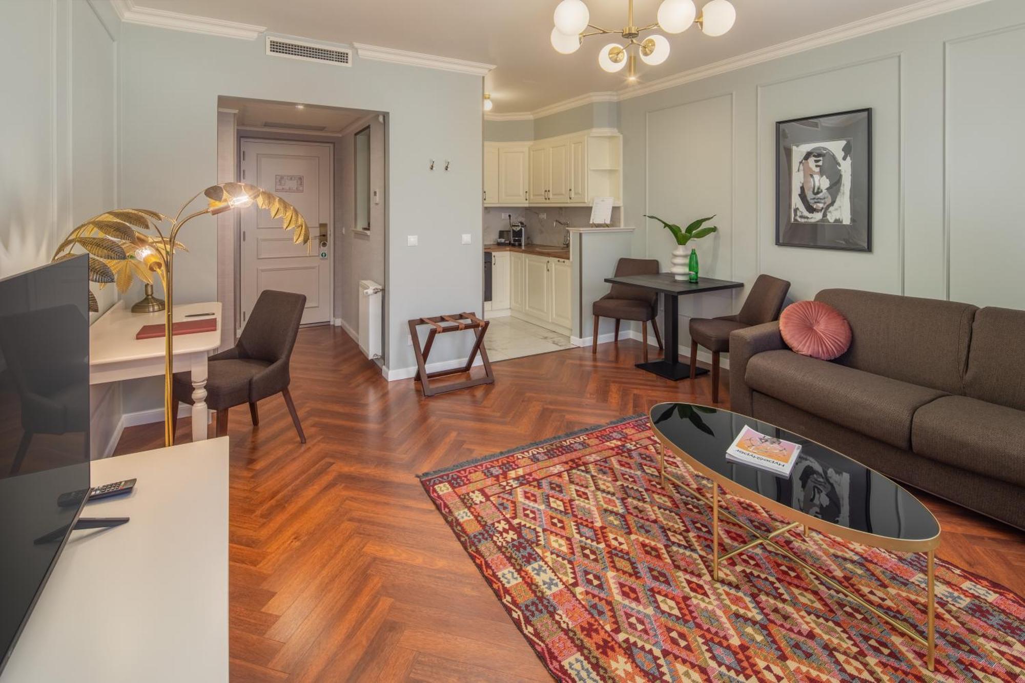 Queen'S Court Hotel & Residence Budapest Room photo A typical apartment at the Residence