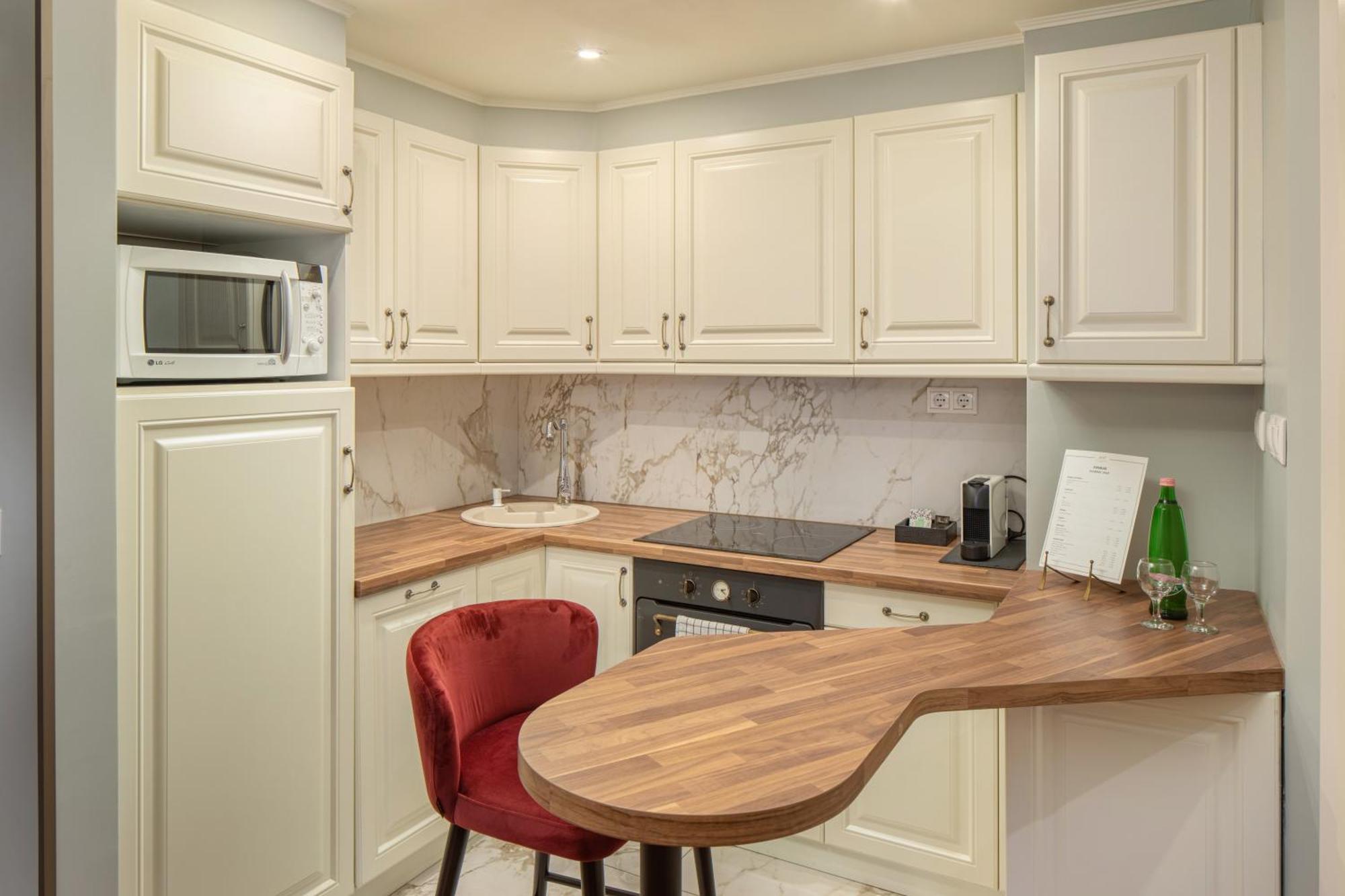Queen'S Court Hotel & Residence Budapest Room photo A kitchen in a serviced apartment