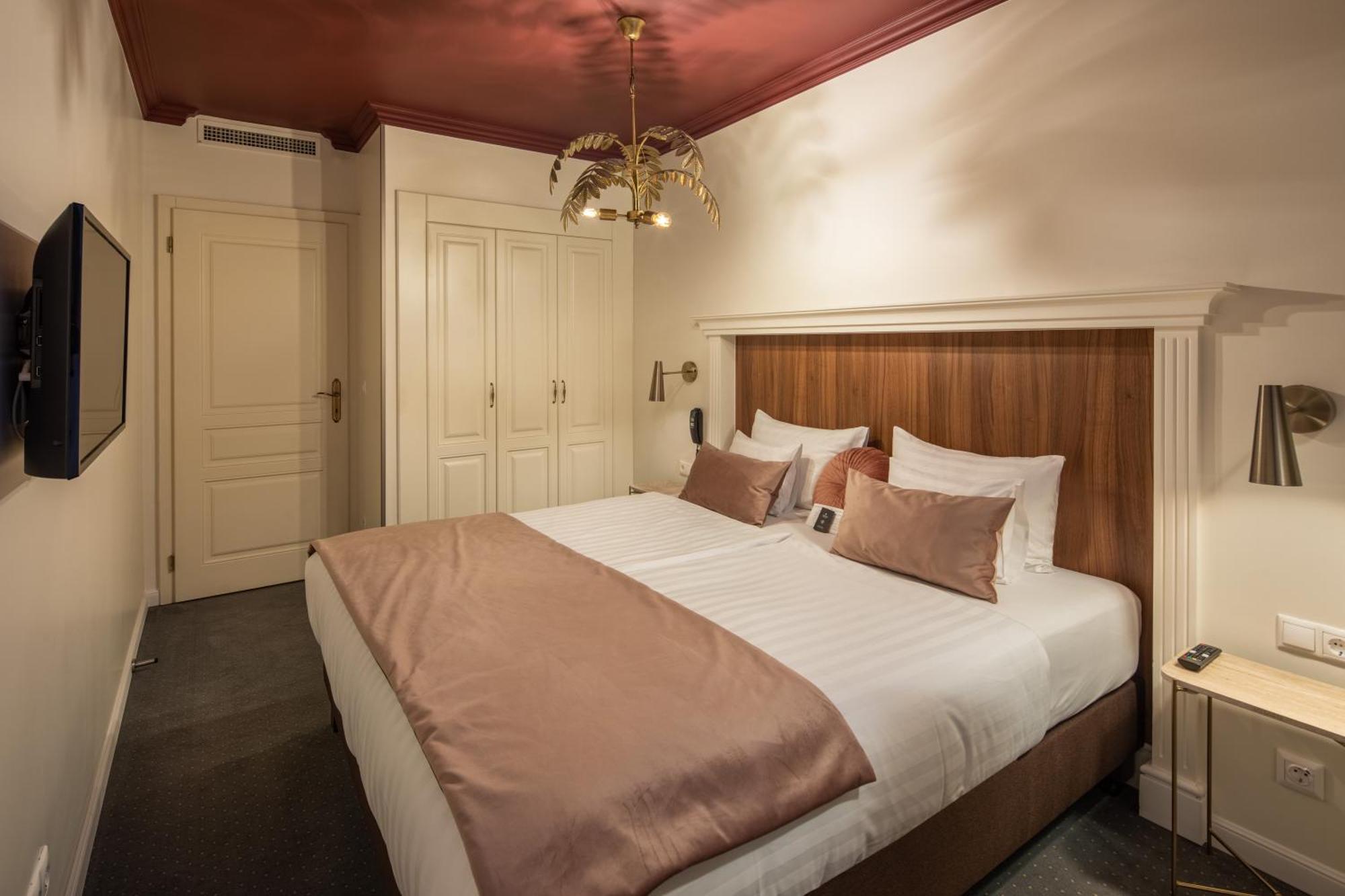 Queen'S Court Hotel & Residence Budapest Room photo A room at the hotel
