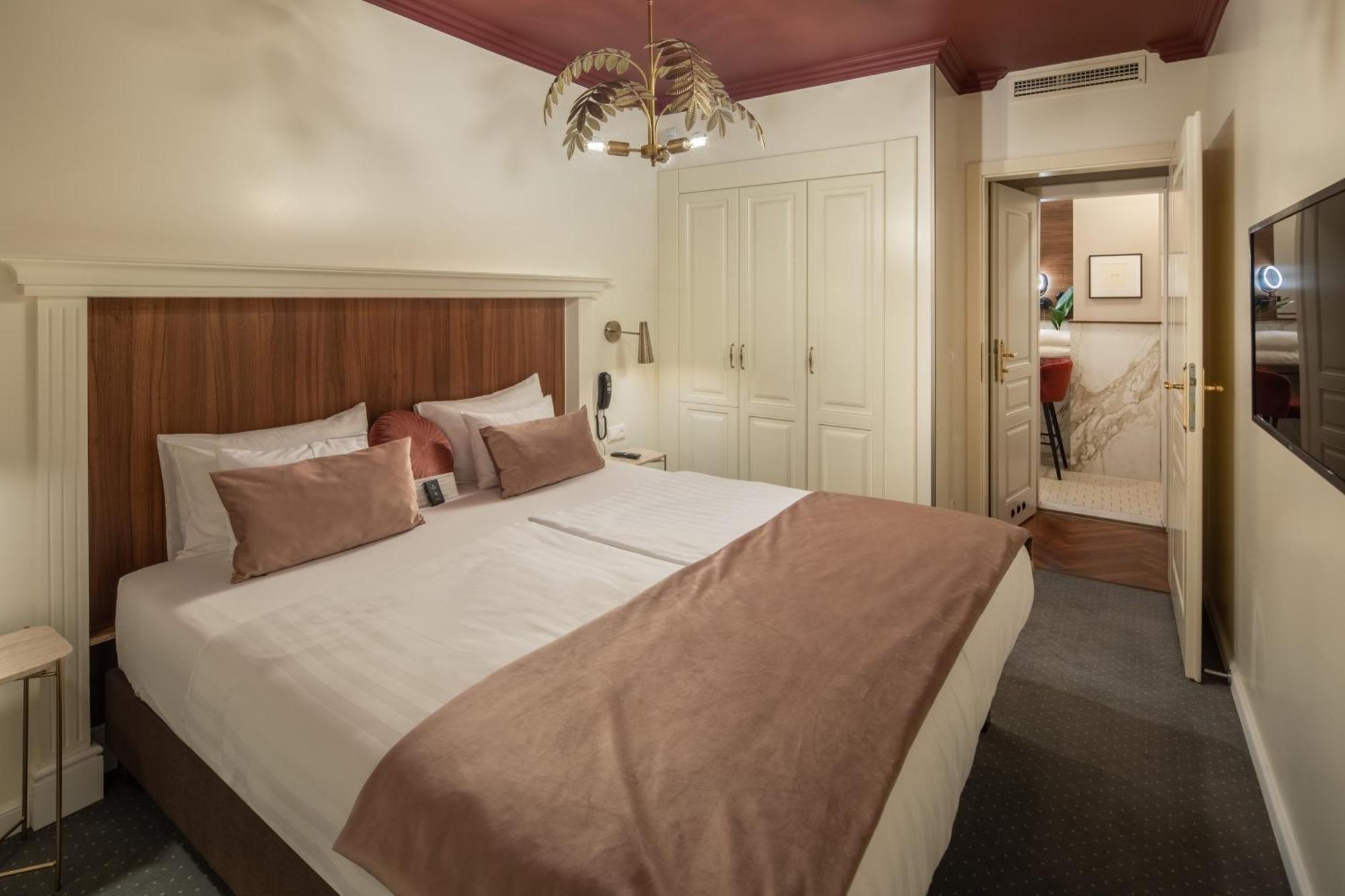 Queen'S Court Hotel & Residence Budapest Exterior photo A room at the hotel