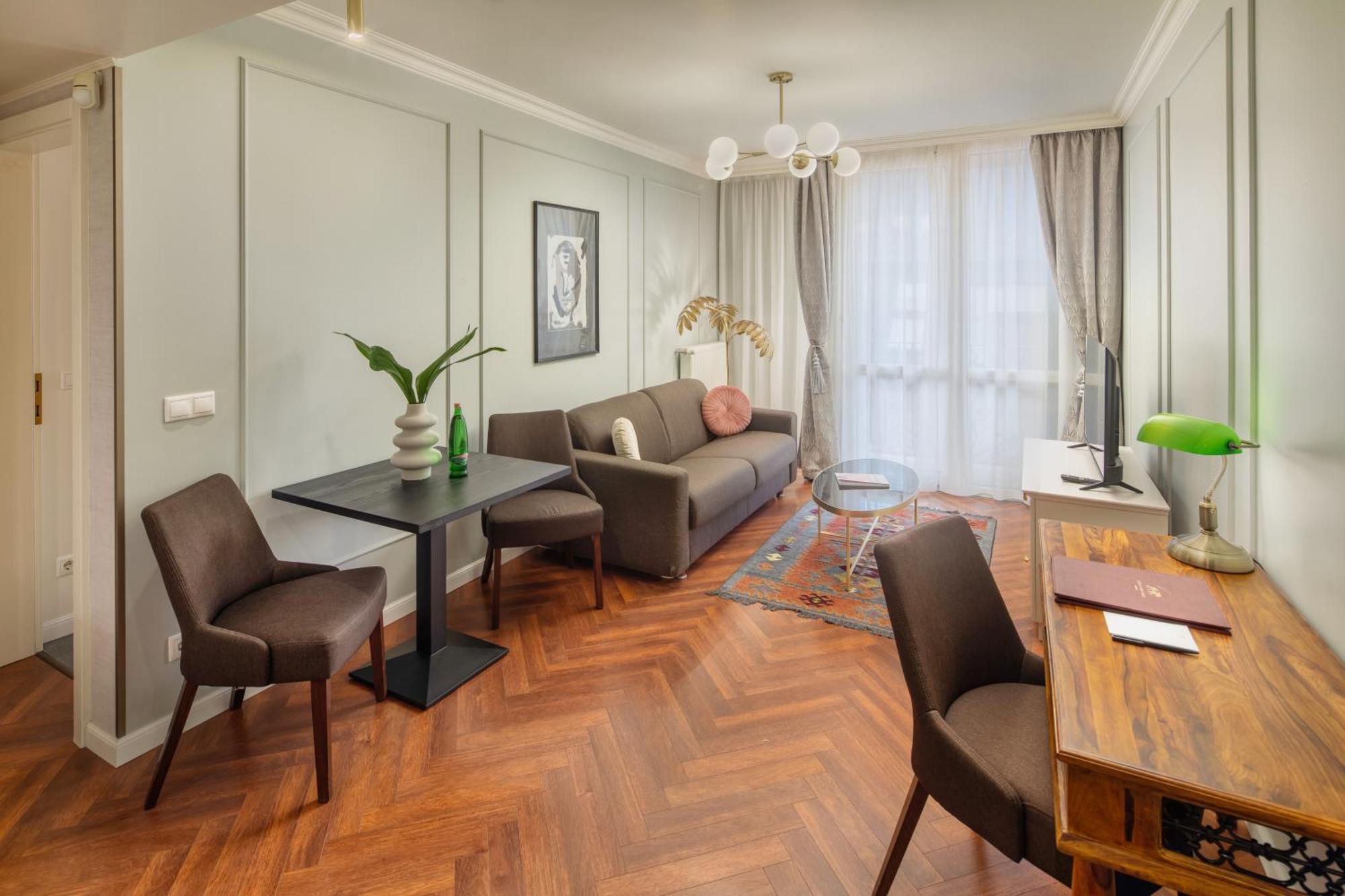 Queen'S Court Hotel & Residence Budapest Room photo A typical apartment at the residence