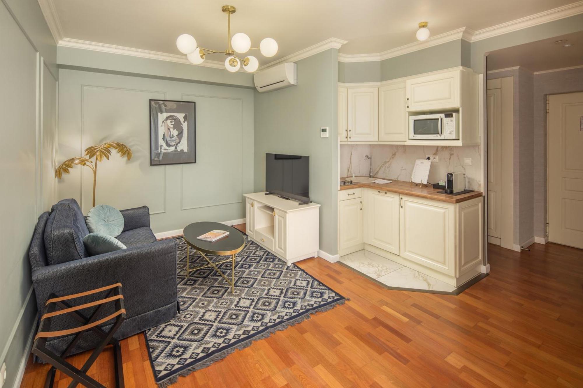 Queen'S Court Hotel & Residence Budapest Room photo A typical studio apartment