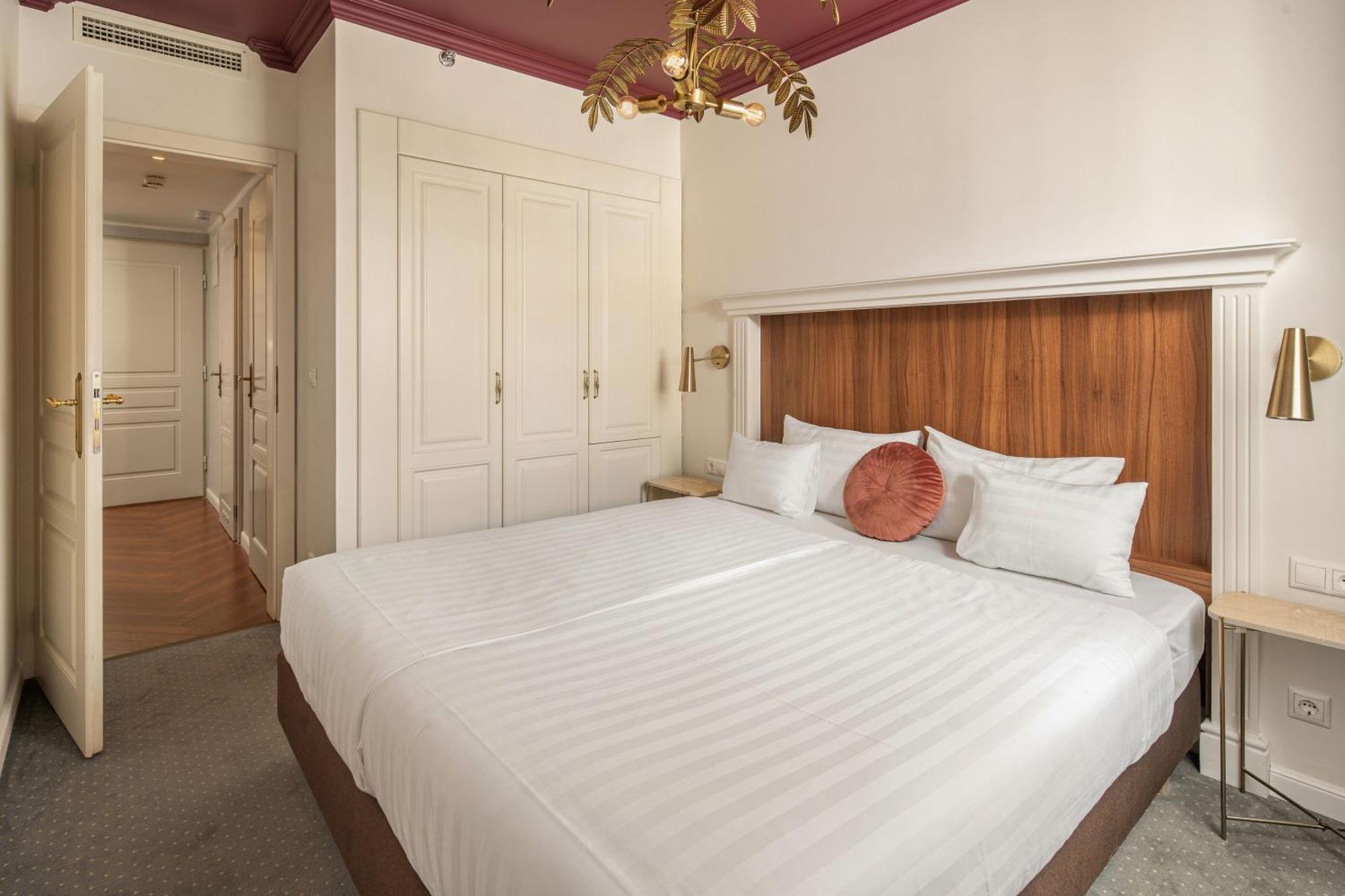 Queen'S Court Hotel & Residence Budapest Exterior photo A bedroom at the hotel