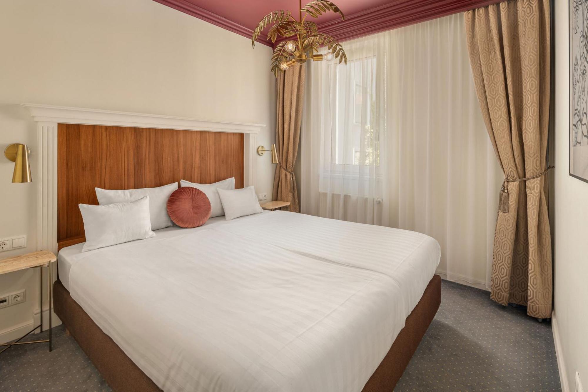 Queen'S Court Hotel & Residence Budapest Exterior photo A room at the hotel