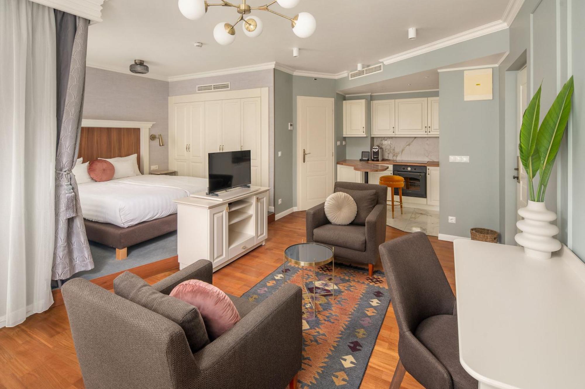 Queen'S Court Hotel & Residence Budapest Exterior photo A studio apartment in Cape Town, South Africa