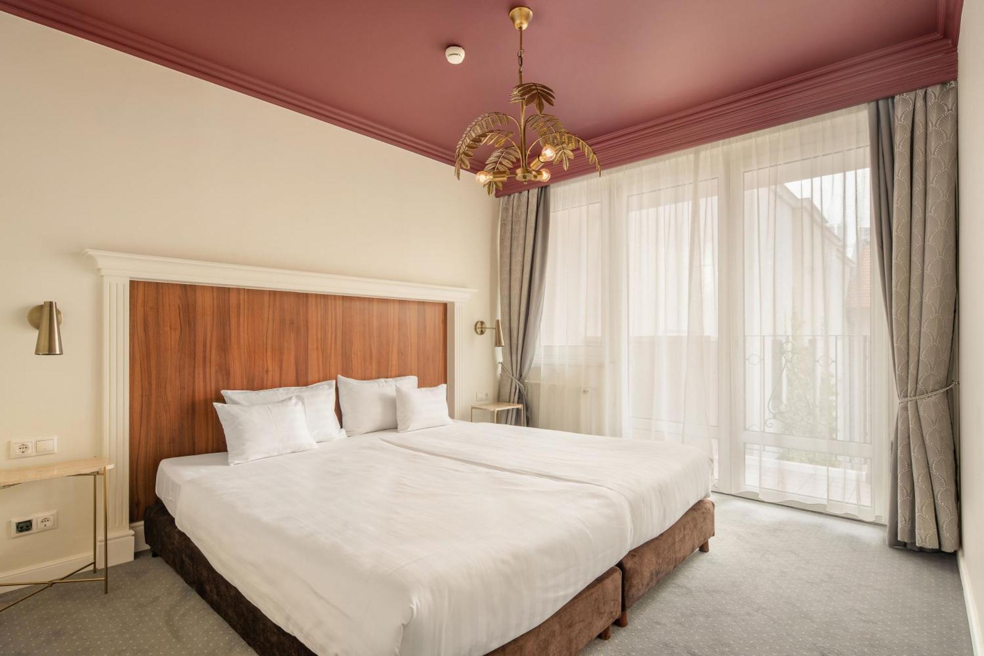 Queen'S Court Hotel & Residence Budapest Exterior photo A room at the hotel