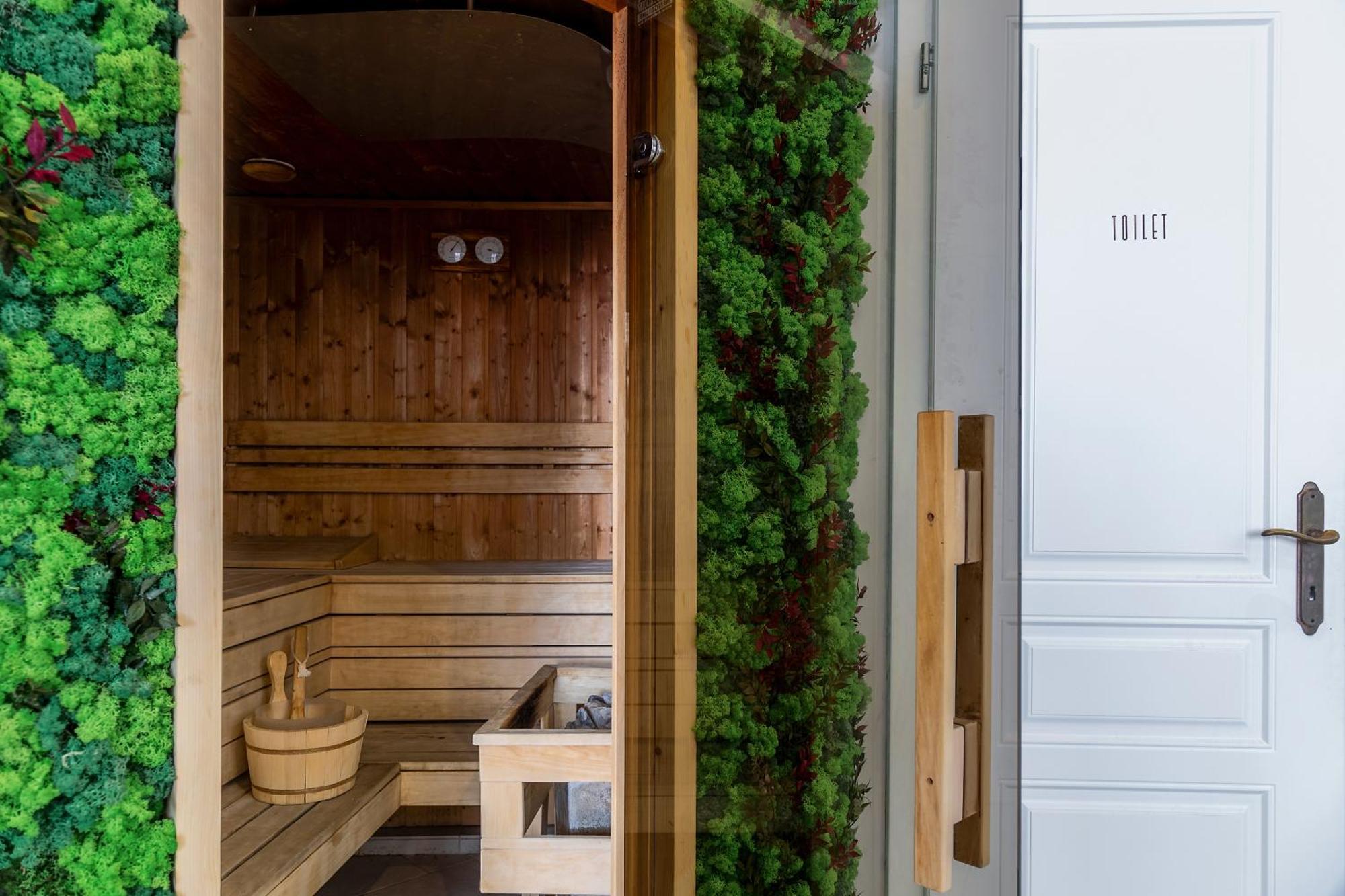 Queen'S Court Hotel & Residence Budapest Exterior photo A sauna in the hotel